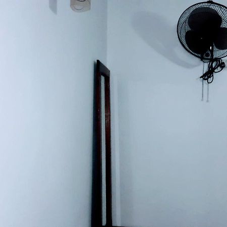 Black And White Kandy Guest House 02 Deiyannewela Esterno foto