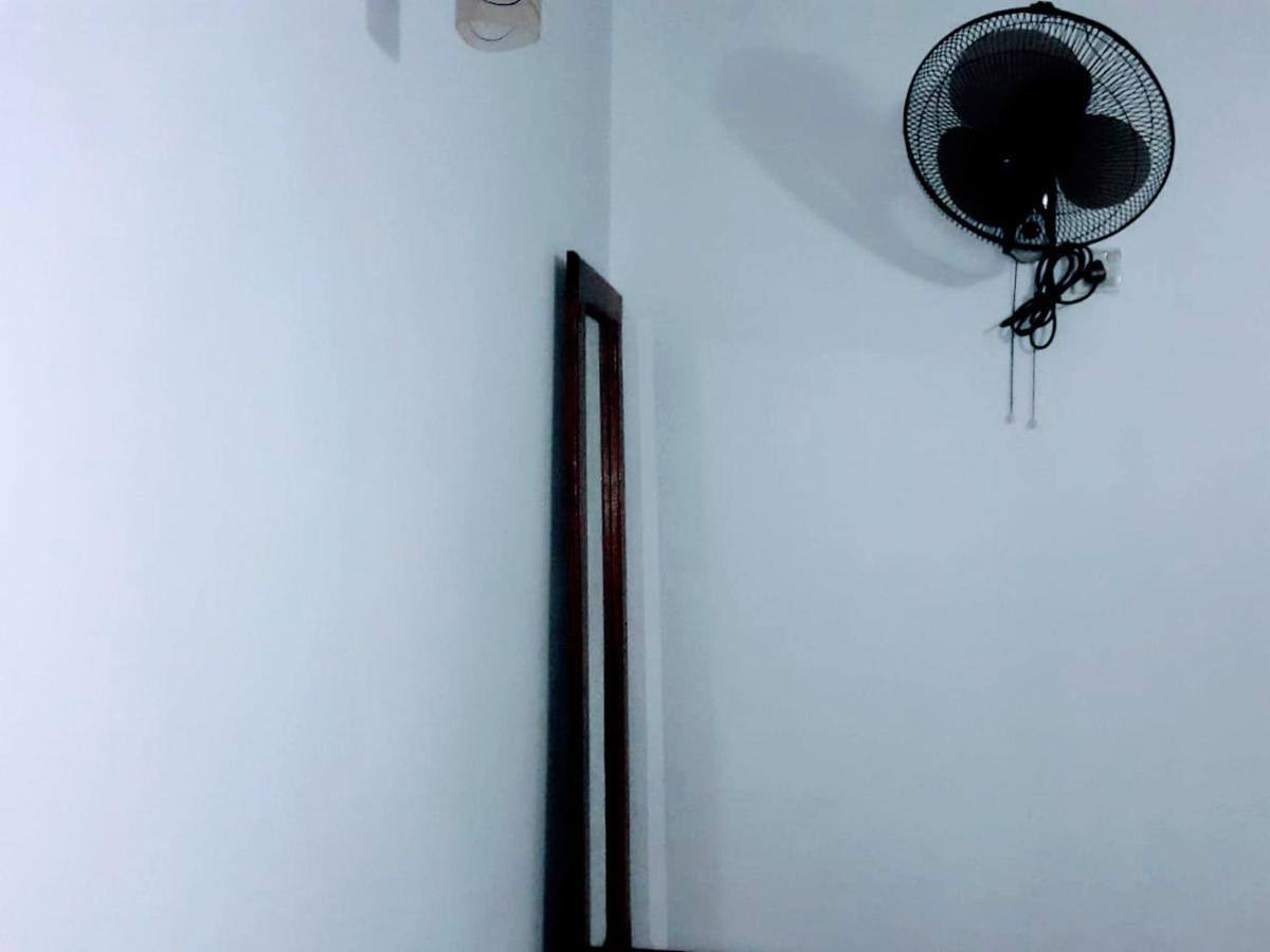 Black And White Kandy Guest House 02 Deiyannewela Esterno foto