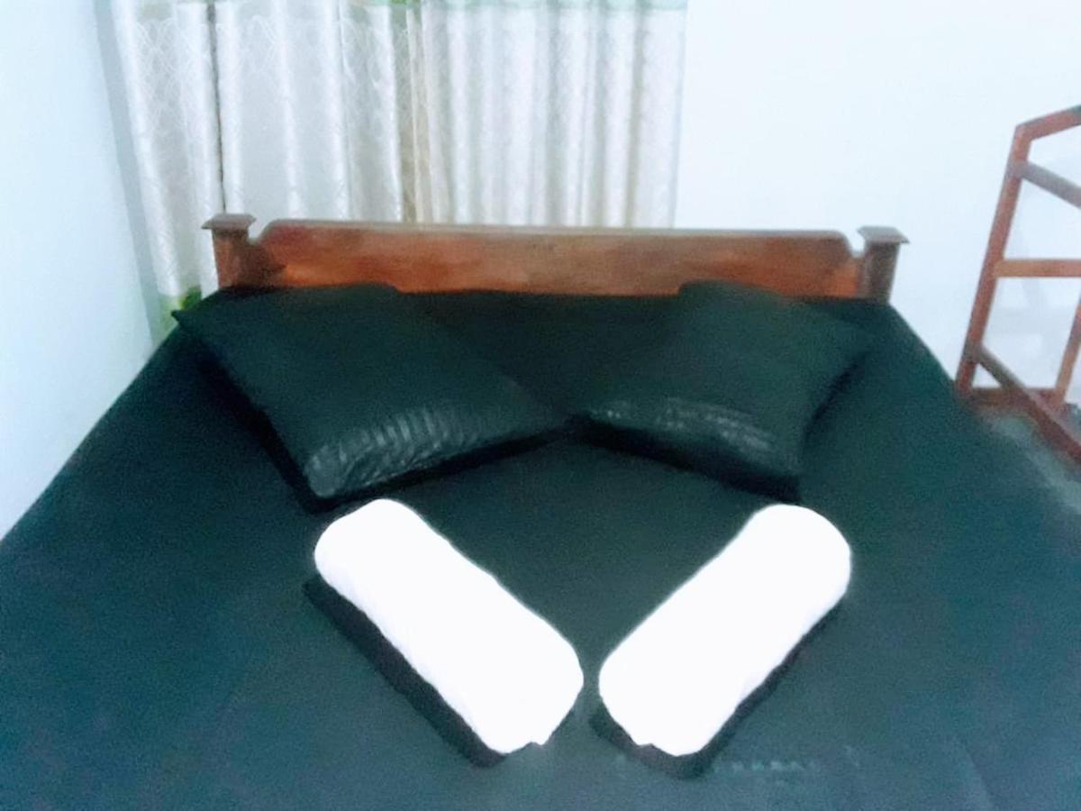 Black And White Kandy Guest House 02 Deiyannewela Esterno foto