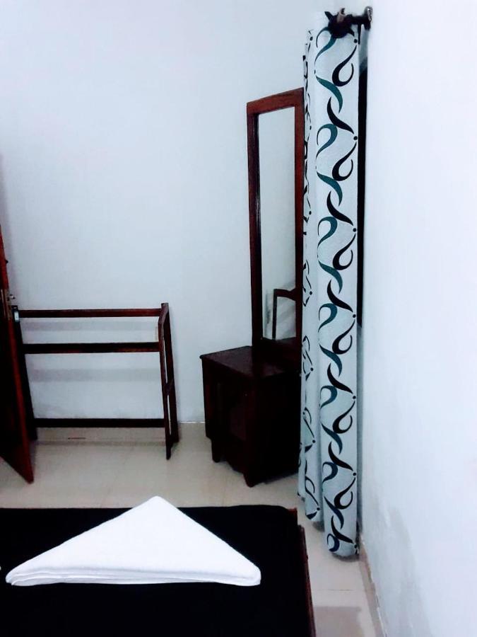 Black And White Kandy Guest House 02 Deiyannewela Esterno foto