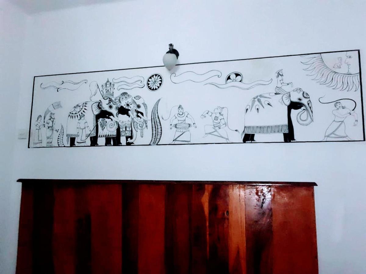 Black And White Kandy Guest House 02 Deiyannewela Esterno foto