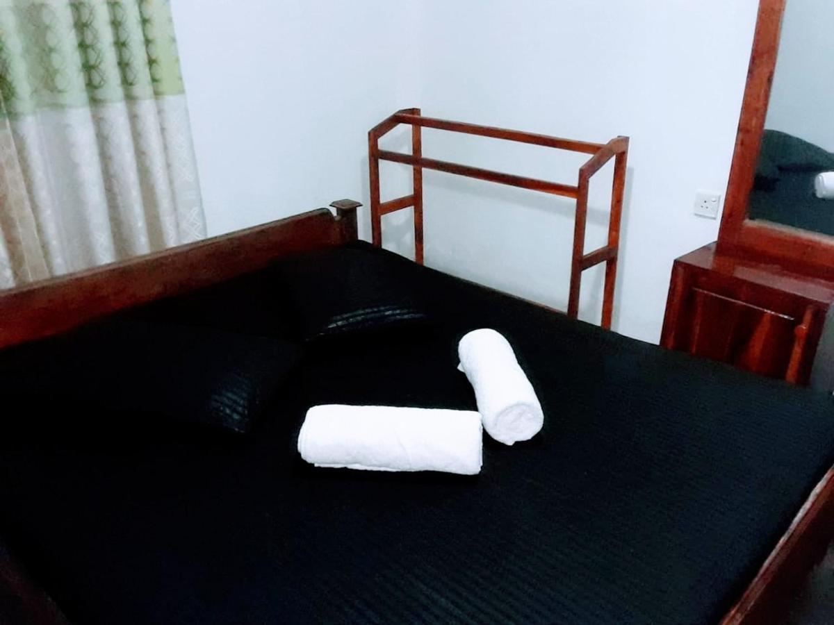 Black And White Kandy Guest House 02 Deiyannewela Esterno foto