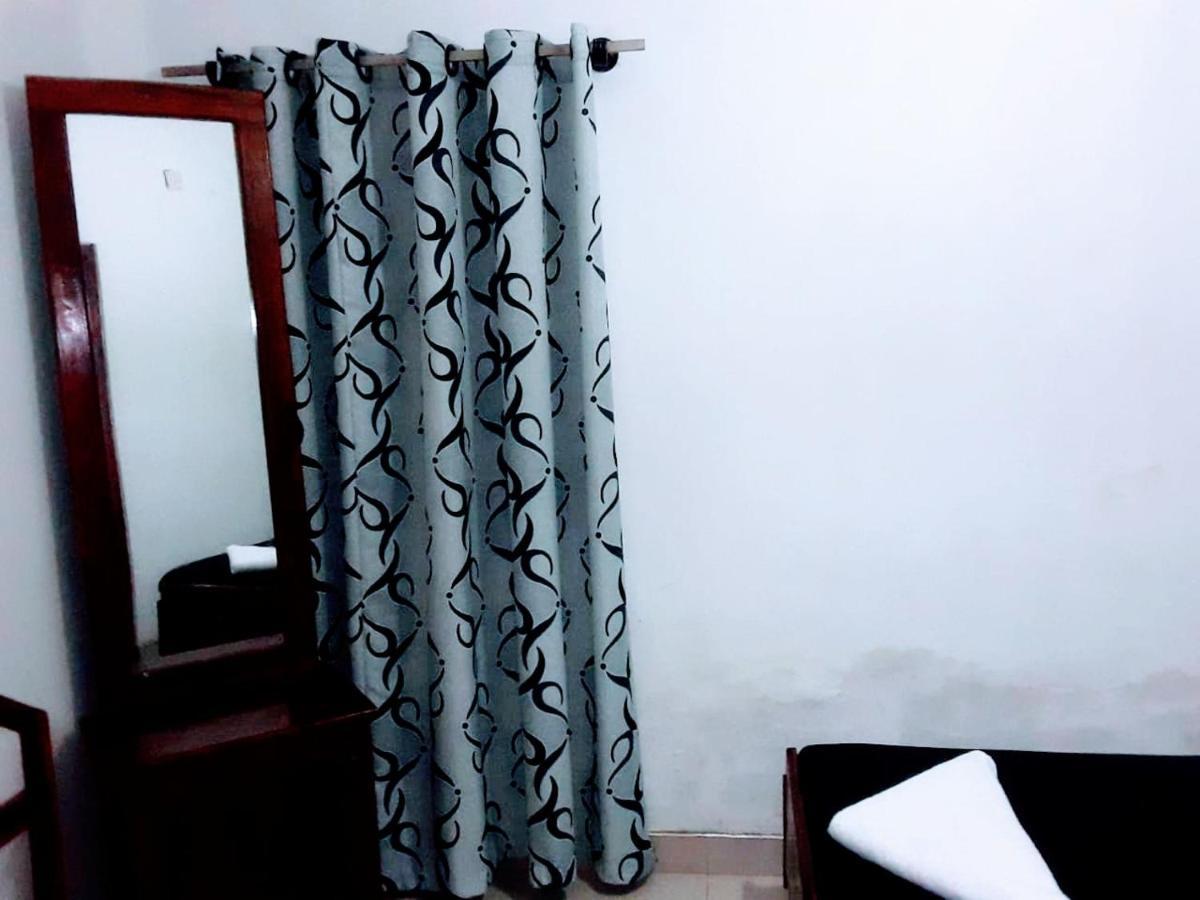 Black And White Kandy Guest House 02 Deiyannewela Esterno foto