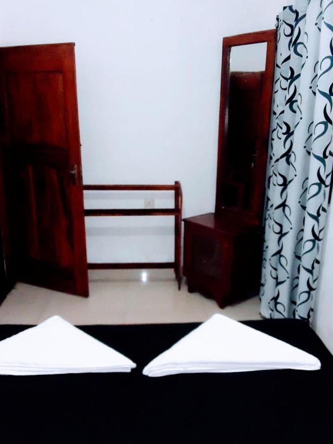 Black And White Kandy Guest House 02 Deiyannewela Esterno foto