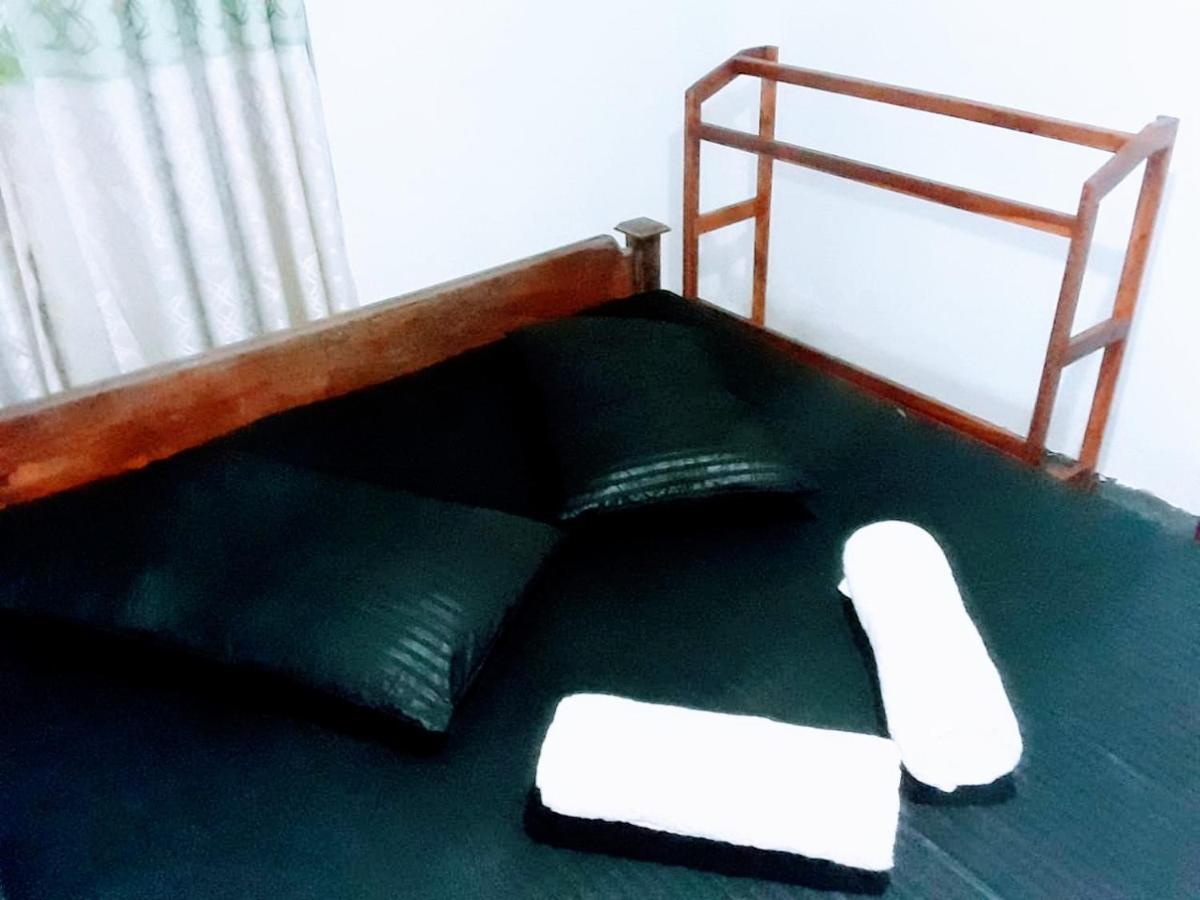 Black And White Kandy Guest House 02 Deiyannewela Esterno foto