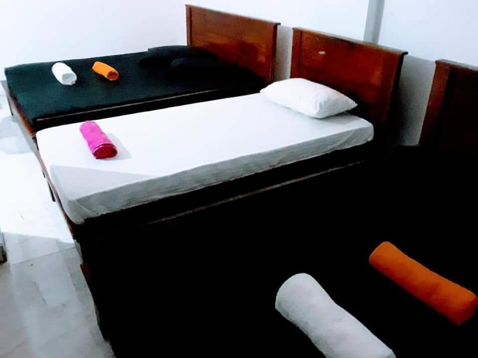 Black And White Kandy Guest House 02 Deiyannewela Esterno foto